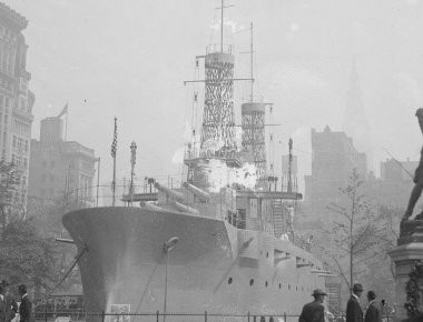 Το θωρηκτό που... άραξε στην καρδιά της Νέας Υόρκης! (φωτό, βίντεο)